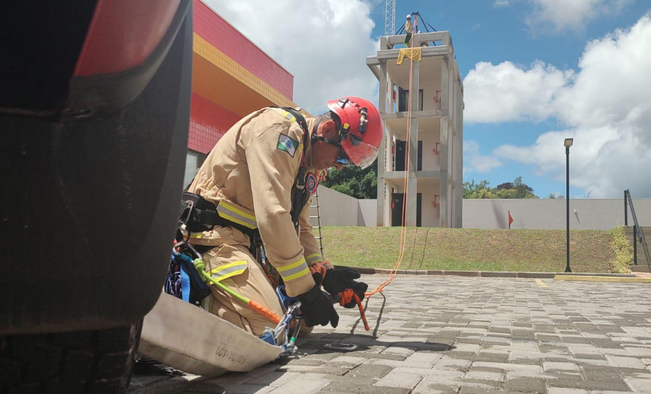 Bombeiros do Paraná disputam competição internacional de resgate em altura