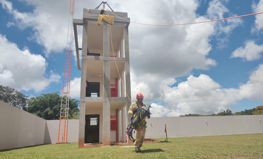 Bombeiros do Paraná disputam competição internacional de resgate em altura
