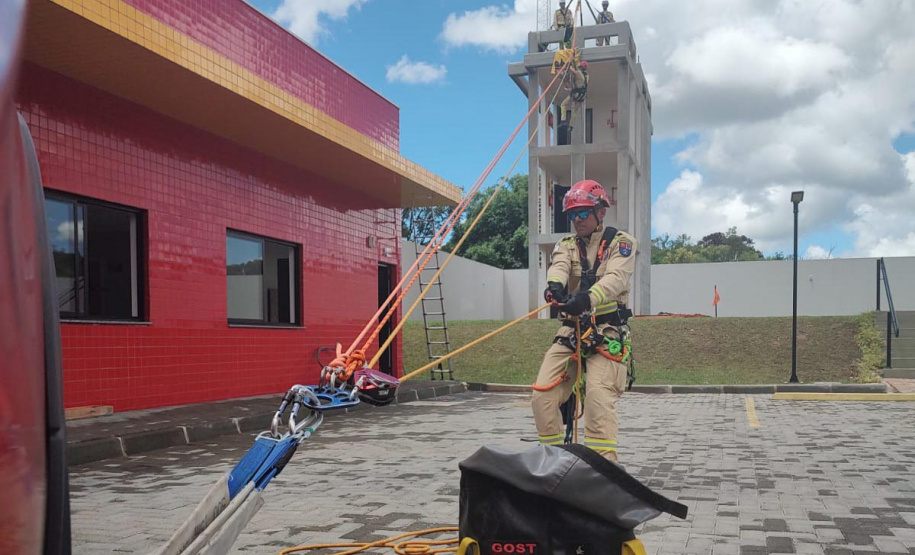 Bombeiros do Paraná disputam competição internacional de resgate em altura