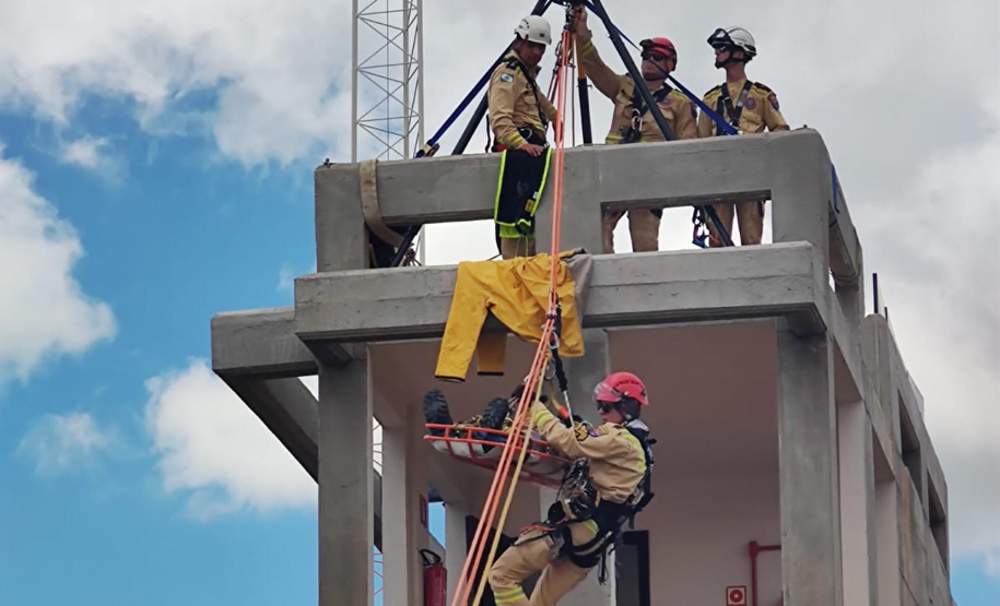 Bombeiros do Paraná disputam competição internacional de resgate em altura