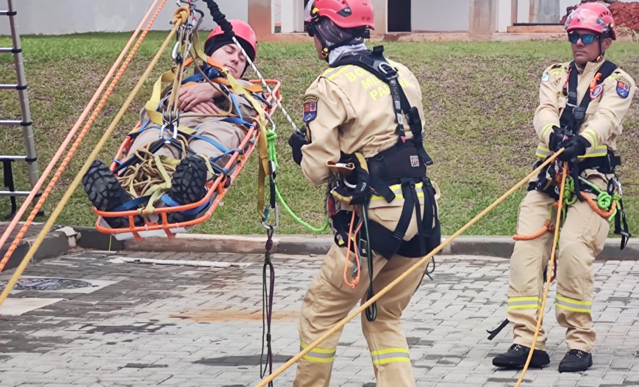 Bombeiros do Paraná disputam competição internacional de resgate em altura