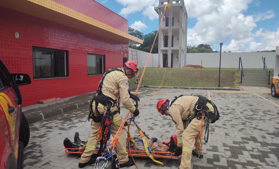 Bombeiros do Paraná disputam competição internacional de resgate em altura