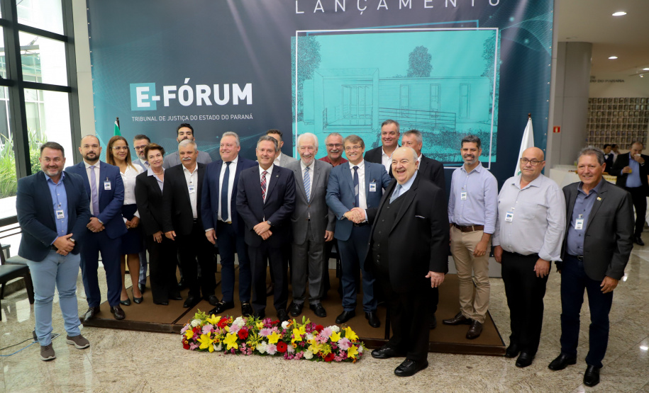 O governador em exercício Darci Piana participou nesta segunda-feira (19), em Curitiba, do lançamento de um projeto do Tribunal de Justiça do Estado do Paraná (TJPR) para instalação de pontos de atendimento remoto em municípios que não são sedes de suas comarcas.