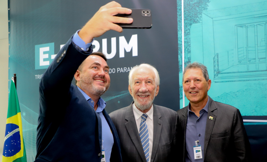 O governador em exercício Darci Piana participou nesta segunda-feira (19), em Curitiba, do lançamento de um projeto do Tribunal de Justiça do Estado do Paraná (TJPR) para instalação de pontos de atendimento remoto em municípios que não são sedes de suas comarcas.