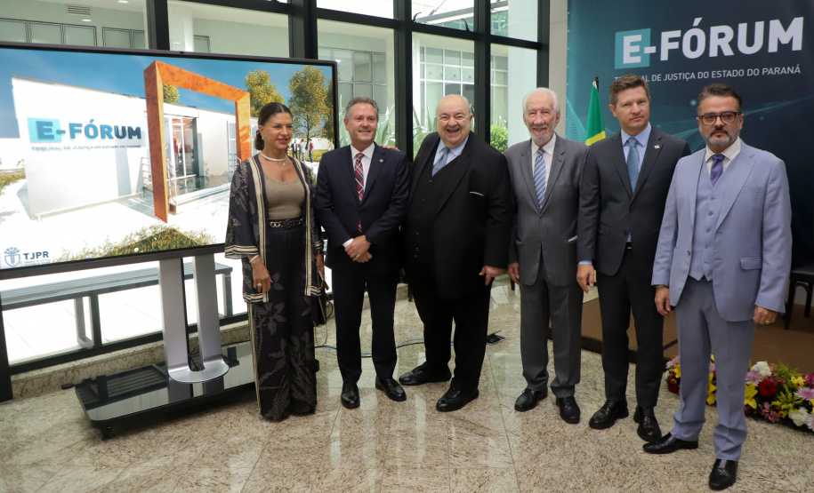 O governador em exercício Darci Piana participou nesta segunda-feira (19), em Curitiba, do lançamento de um projeto do Tribunal de Justiça do Estado do Paraná (TJPR) para instalação de pontos de atendimento remoto em municípios que não são sedes de suas comarcas.