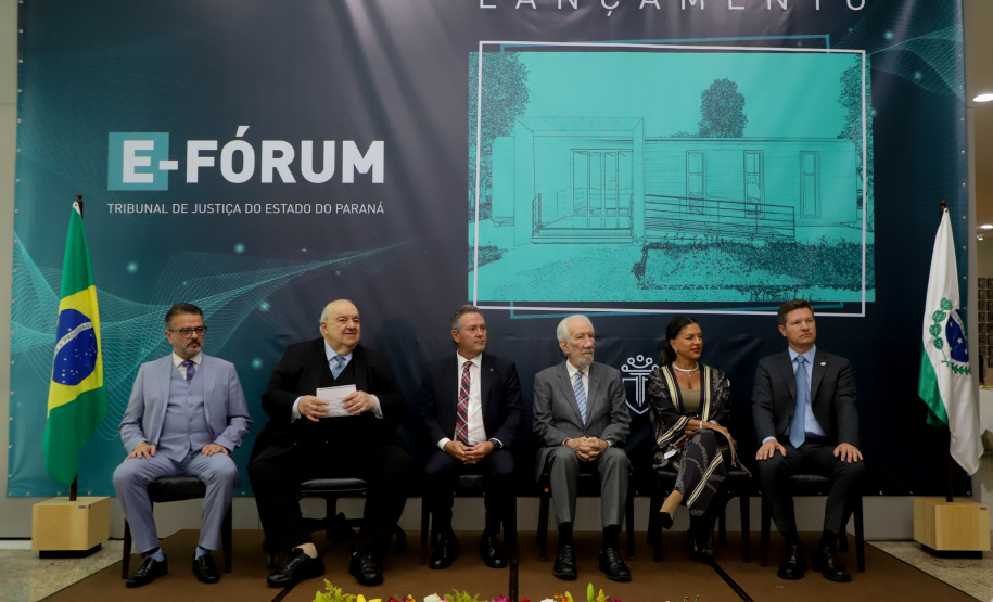 O governador em exercício Darci Piana participou nesta segunda-feira (19), em Curitiba, do lançamento de um projeto do Tribunal de Justiça do Estado do Paraná (TJPR) para instalação de pontos de atendimento remoto em municípios que não são sedes de suas comarcas.