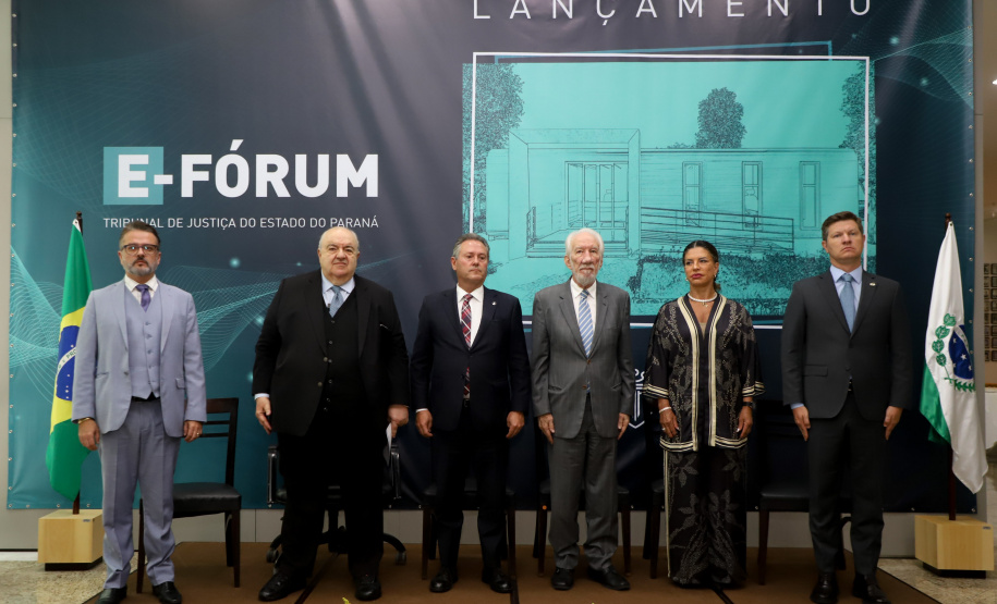 O governador em exercício Darci Piana participou nesta segunda-feira (19), em Curitiba, do lançamento de um projeto do Tribunal de Justiça do Estado do Paraná (TJPR) para instalação de pontos de atendimento remoto em municípios que não são sedes de suas comarcas.