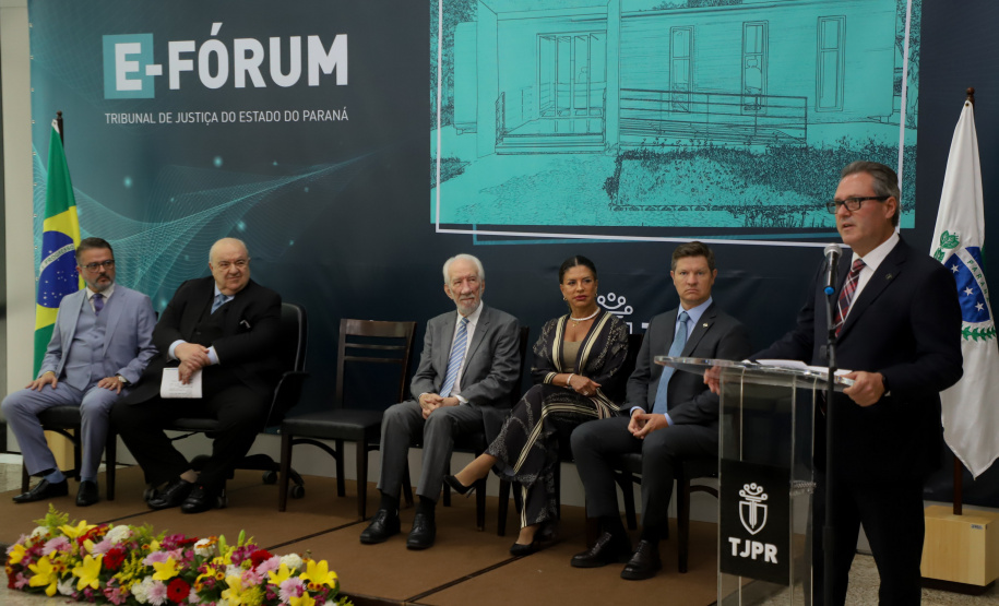 O governador em exercício Darci Piana participou nesta segunda-feira (19), em Curitiba, do lançamento de um projeto do Tribunal de Justiça do Estado do Paraná (TJPR) para instalação de pontos de atendimento remoto em municípios que não são sedes de suas comarcas.