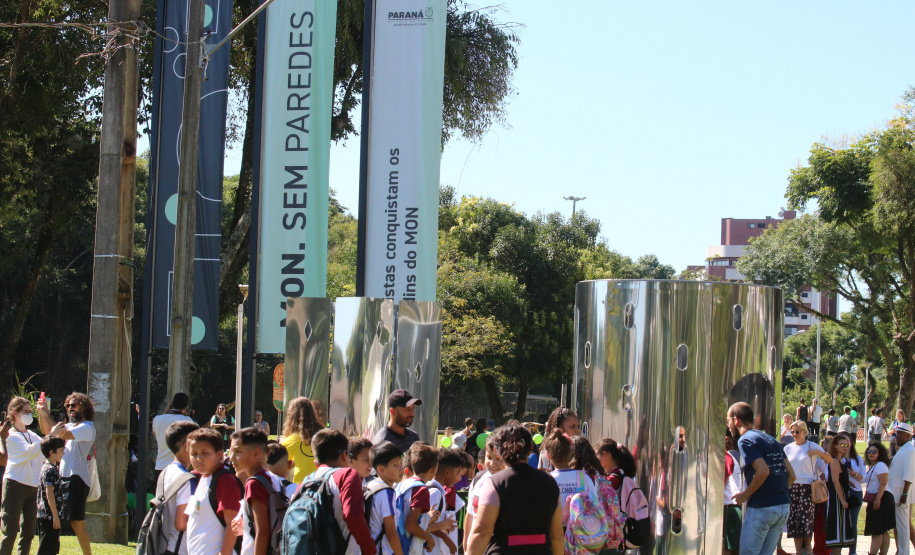 MON sem Paredes Outra opção é o MON sem Paredes – Artistas Conquistam os Jardins, lançado nesta semana. O projeto leva esculturas para a área externa do Museu Oscar Niemeyer, conhecido como Parcão, com as quais o público, em especial as crianças, pode interagir. As obras são assinadas pelos artistas Artur Lescher, Rômmulo Conceição, Alexandre Vogler, Narcélio Grud e pela portuguesa Joana Vasconcelos