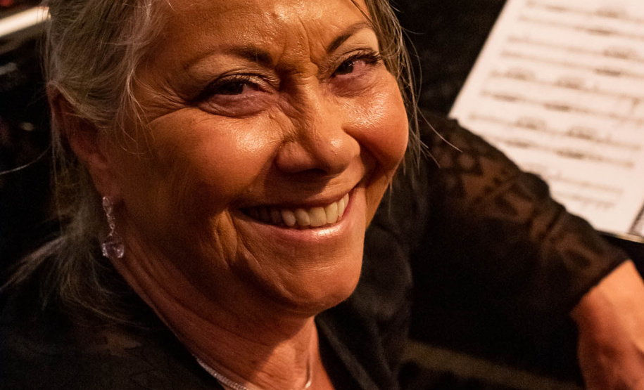 Da fundação às apresentações atuais, mulheres formam pilar fundamental da Orquestra Sinfônica do Paraná. Na foto, Fernanda.