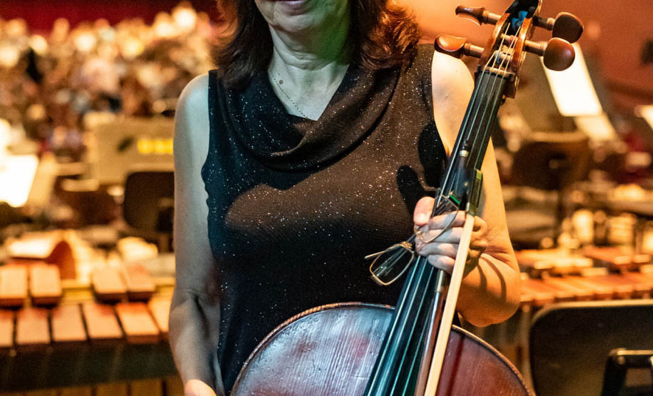 Da fundação às apresentações atuais, mulheres formam pilar fundamental da Orquestra Sinfônica do Paraná. Na foto, Fernanda.
