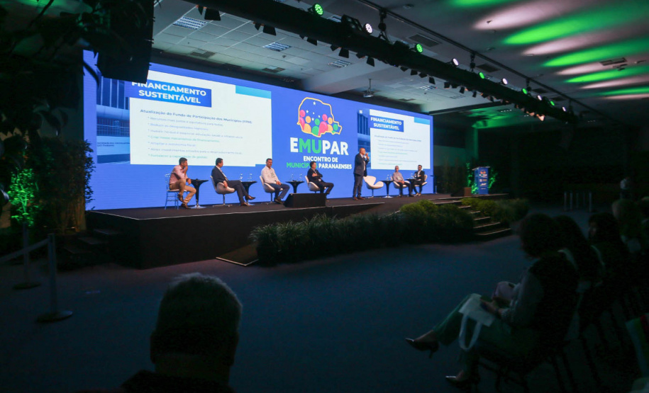 Sistema Paranaense de Fomento destaca importância do crédito e investimentos em painel sobre desenvolvimento