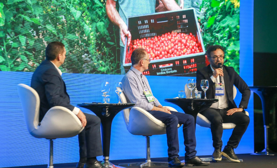 Sistema Paranaense de Fomento destaca importância do crédito e investimentos em painel sobre desenvolvimento