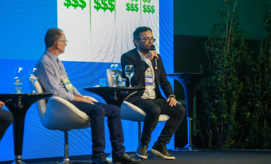 Sistema Paranaense de Fomento destaca importância do crédito e investimentos em painel sobre desenvolvimento