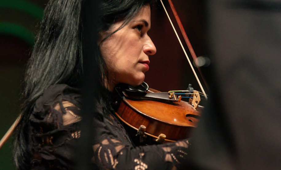 Da fundação às apresentações atuais, mulheres formam pilar fundamental da Orquestra Sinfônica do Paraná. Na foto, Fernanda.