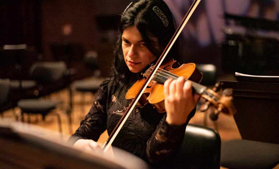 Da fundação às apresentações atuais, mulheres formam pilar fundamental da Orquestra Sinfônica do Paraná. Na foto, Fernanda.