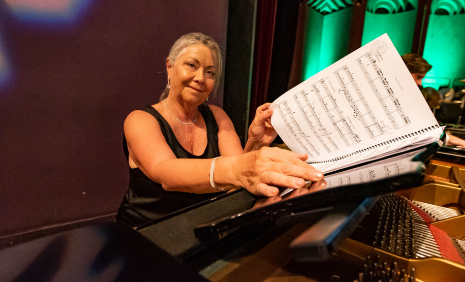 Da fundação às apresentações atuais, mulheres formam pilar fundamental da Orquestra Sinfônica do Paraná. Na foto, Fernanda.
