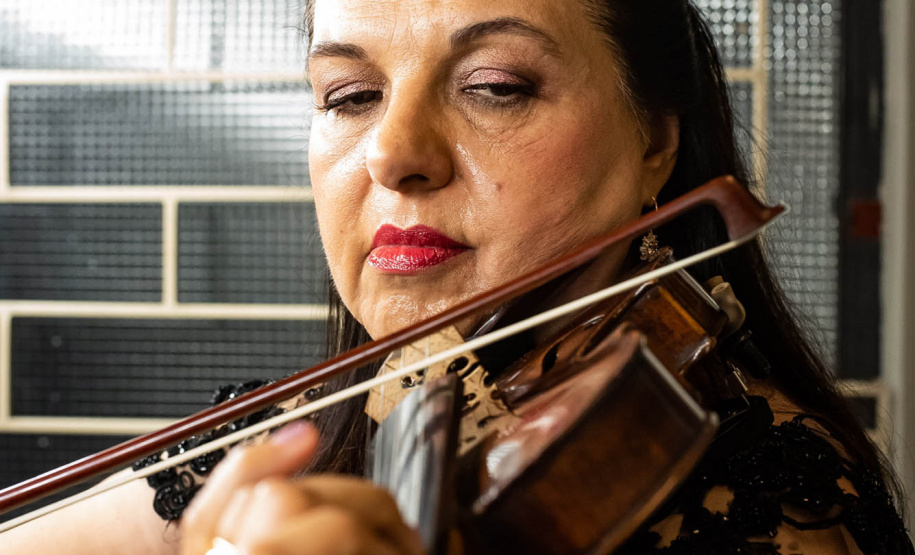 Da fundação às apresentações atuais, mulheres formam pilar fundamental da Orquestra Sinfônica do Paraná. Na foto, Fernanda.