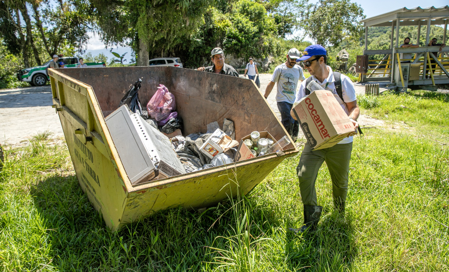 PORTOS DO PARANÁ REMOÇÃO RESÍDUOS