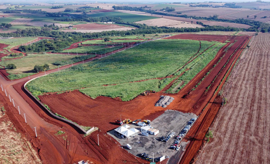 O governador Carlos Massa Ratinho Junior participou nesta quinta-feira (14) do lançamento da pedra fundamental do novo empreendimento do grupo J.Macêdo em Londrina, no Norte do Estado.