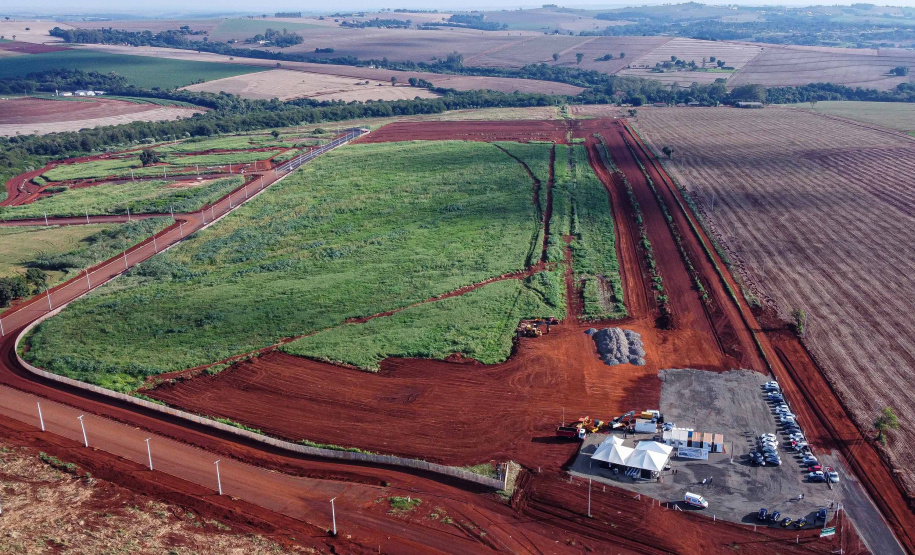 O governador Carlos Massa Ratinho Junior participou nesta quinta-feira (14) do lançamento da pedra fundamental do novo empreendimento do grupo J.Macêdo em Londrina, no Norte do Estado.
