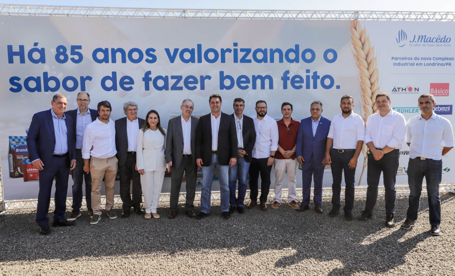 O governador Carlos Massa Ratinho Junior participou nesta quinta-feira (14) do lançamento da pedra fundamental do novo empreendimento do grupo J.Macêdo em Londrina, no Norte do Estado.