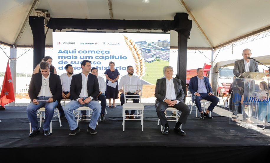 O governador Carlos Massa Ratinho Junior participou nesta quinta-feira (14) do lançamento da pedra fundamental do novo empreendimento do grupo J.Macêdo em Londrina, no Norte do Estado.