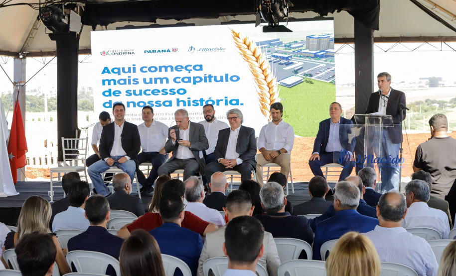 O governador Carlos Massa Ratinho Junior participou nesta quinta-feira (14) do lançamento da pedra fundamental do novo empreendimento do grupo J.Macêdo em Londrina, no Norte do Estado.