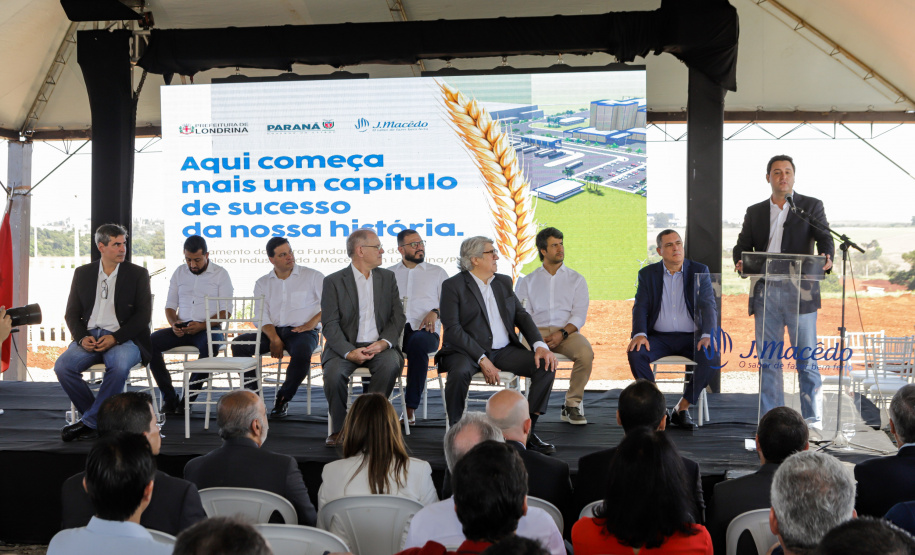 O governador Carlos Massa Ratinho Junior participou nesta quinta-feira (14) do lançamento da pedra fundamental do novo empreendimento do grupo J.Macêdo em Londrina, no Norte do Estado.