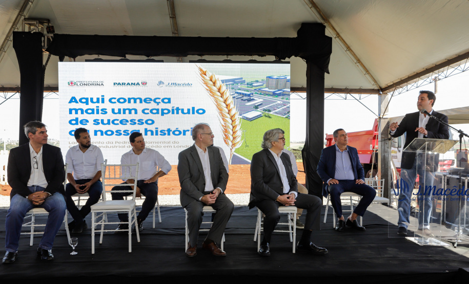 O governador Carlos Massa Ratinho Junior participou nesta quinta-feira (14) do lançamento da pedra fundamental do novo empreendimento do grupo J.Macêdo em Londrina, no Norte do Estado.