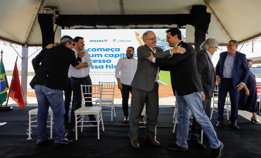 O governador Carlos Massa Ratinho Junior participou nesta quinta-feira (14) do lançamento da pedra fundamental do novo empreendimento do grupo J.Macêdo em Londrina, no Norte do Estado.