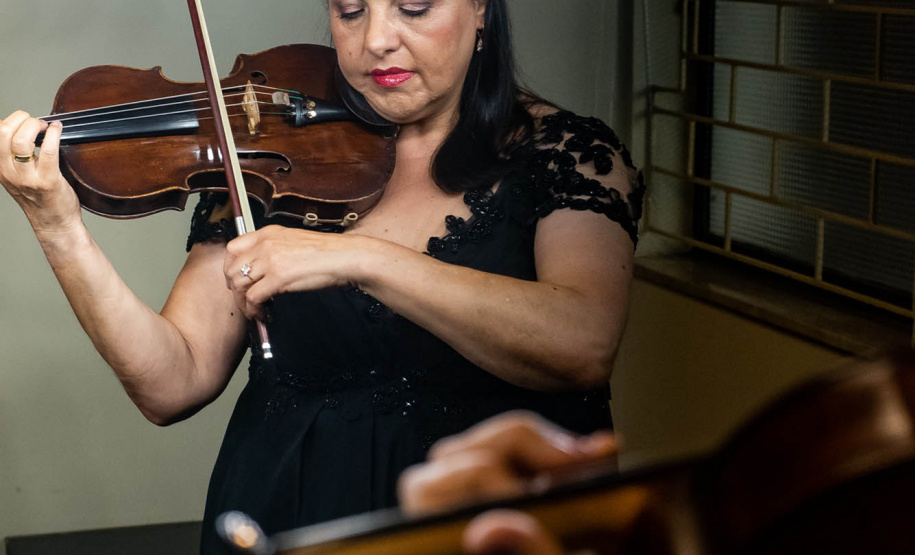 Da fundação às apresentações atuais, mulheres formam pilar fundamental da Orquestra Sinfônica do Paraná. Na foto, Fernanda.