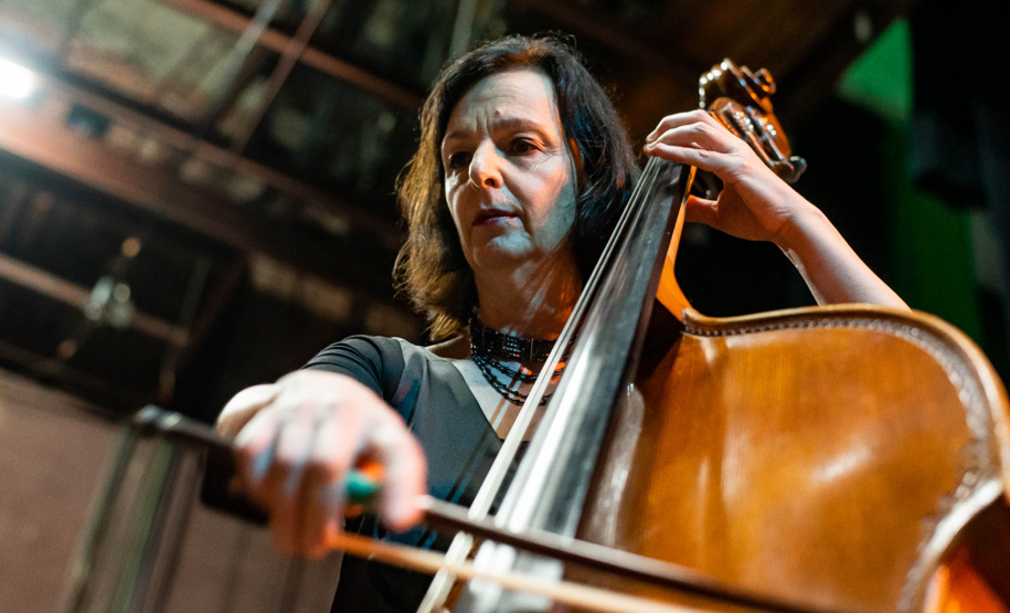 Da fundação às apresentações atuais, mulheres formam pilar fundamental da Orquestra Sinfônica do Paraná. Na foto, Fernanda.