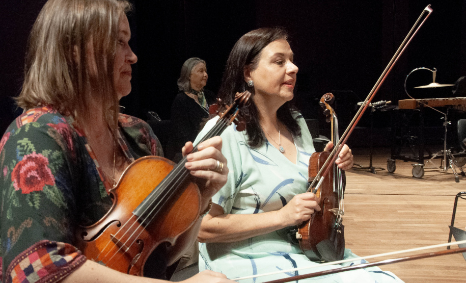 Da fundação às apresentações atuais, mulheres formam pilar fundamental da Orquestra Sinfônica do Paraná. Na foto, Fernanda.