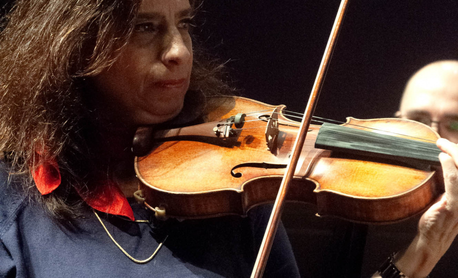 Da fundação às apresentações atuais, mulheres formam pilar fundamental da Orquestra Sinfônica do Paraná. Na foto, Fernanda.