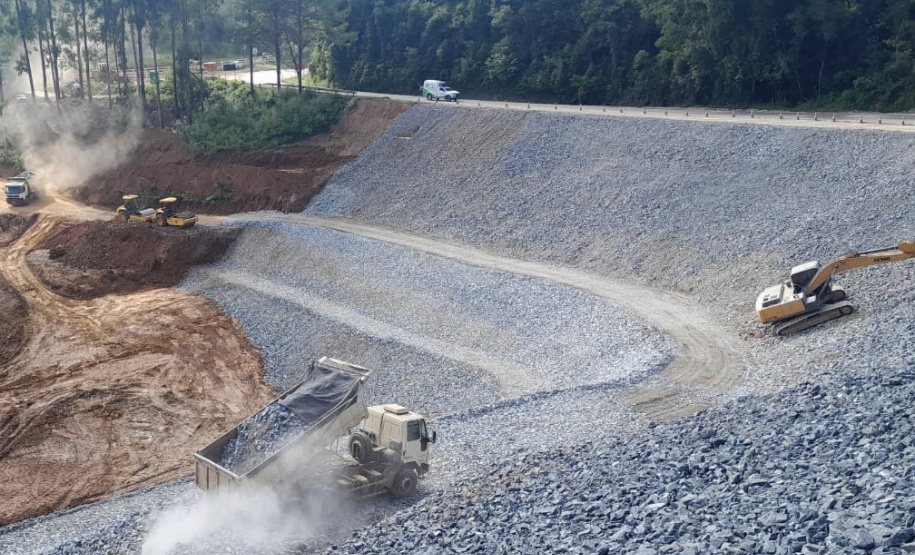 DER/PR está recuperando rodovia de Rio Branco do Sul atingida pelas chuvas