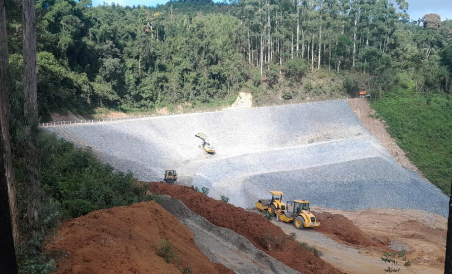 DER/PR está recuperando rodovia de Rio Branco do Sul atingida pelas chuvas