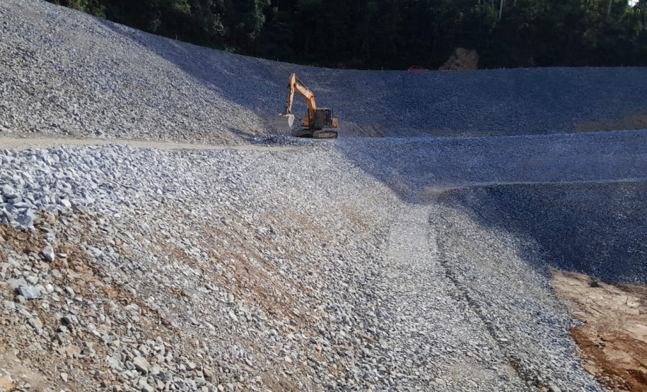 DER/PR está recuperando rodovia de Rio Branco do Sul atingida pelas chuvas