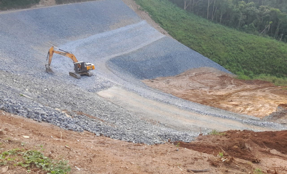 DER/PR está recuperando rodovia de Rio Branco do Sul atingida pelas chuvas