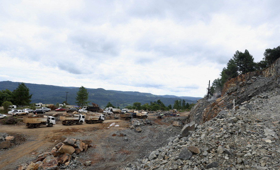 Recuperação da PR-170 avança durante período de interdição