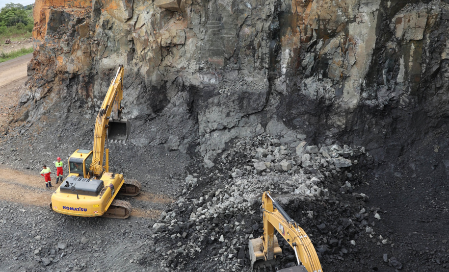 Recuperação da PR-170 avança durante período de interdição