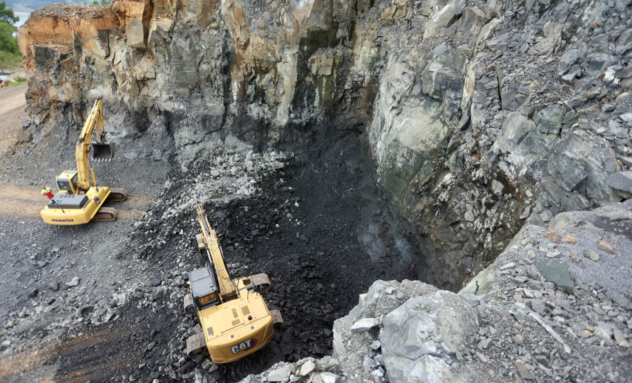 Recuperação da PR-170 avança durante período de interdição