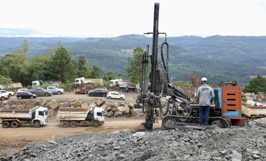 Recuperação da PR-170 avança durante período de interdição