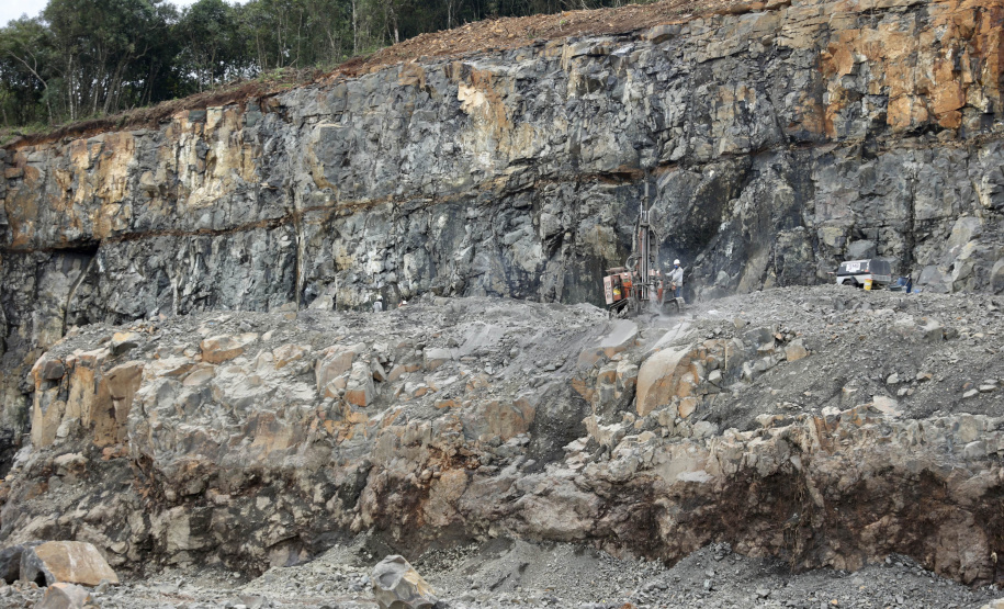 Recuperação da PR-170 avança durante período de interdição