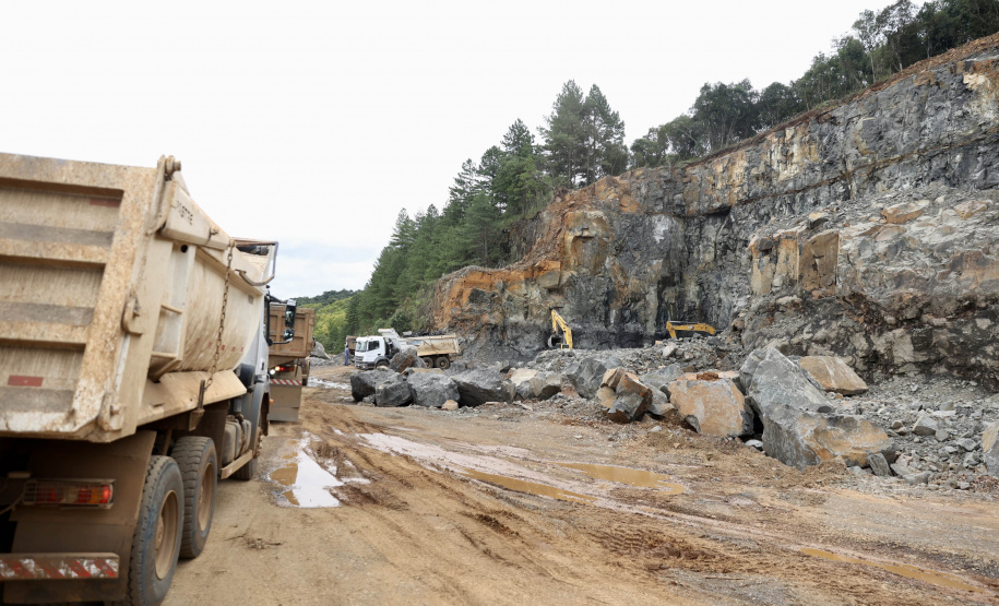 Recuperação da PR-170 avança durante período de interdição