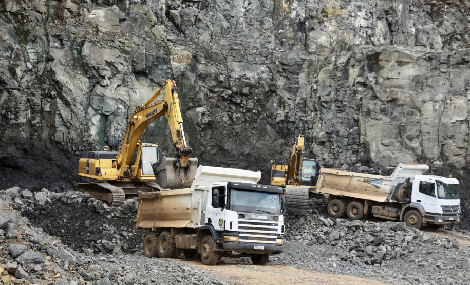 Recuperação da PR-170 avança durante período de interdição