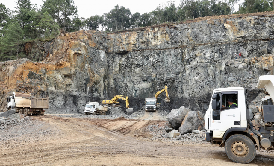 Recuperação da PR-170 avança durante período de interdição