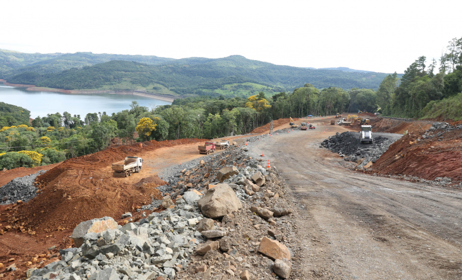 Recuperação da PR-170 avança durante período de interdição