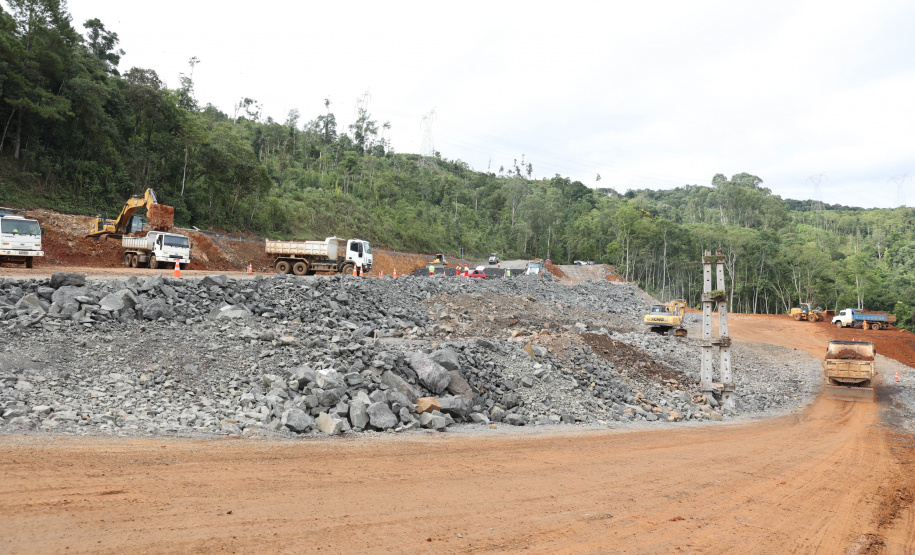 Recuperação da PR-170 avança durante período de interdição