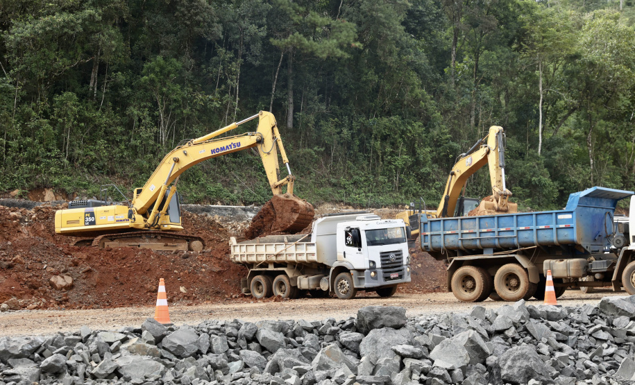 Recuperação da PR-170 avança durante período de interdição